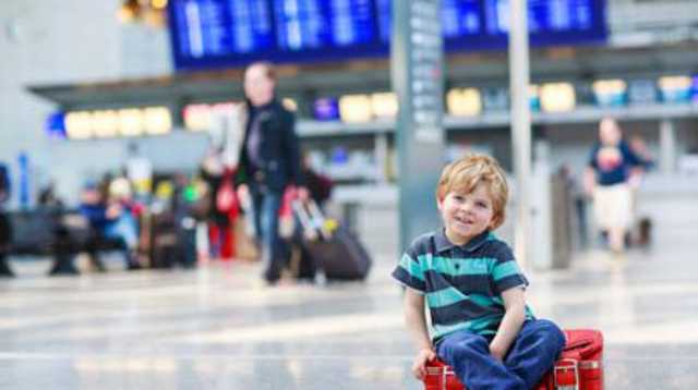 Для украинцев изменились правила вывоза детей за границу: что нужно знать