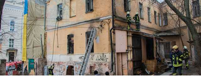 В центре Киева горело здание, в котором объявили независимость Украины