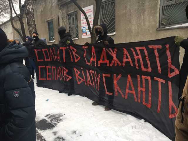 Суд по убийству Бузины окружили радикалы С-14 с файерами: красочное видео