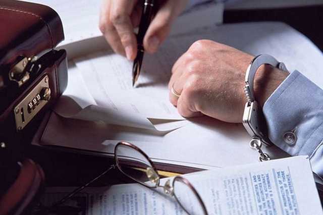 Киевлянин помогал российским преступникам получить украинское гражданство