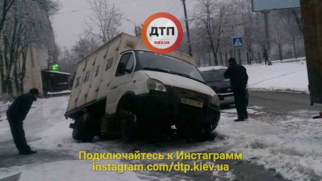 В столице хлебовоз провалился под асфальт