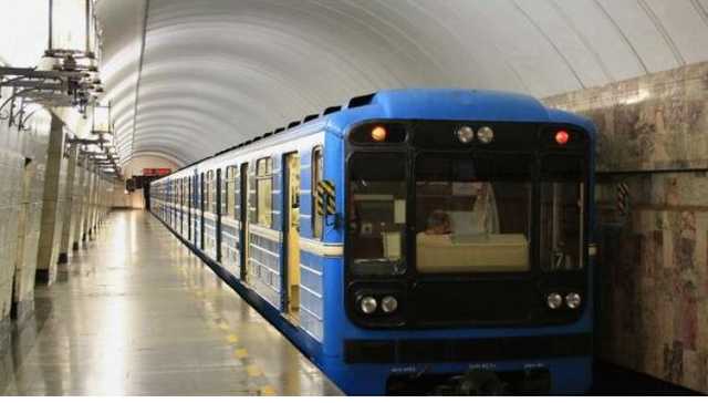 В харьковском метро на рельсы упала женщина, движение поездов остановлено