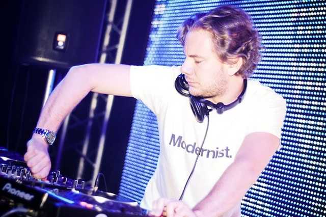 Пьяный экс-депутат жестоко избил известного музыканта