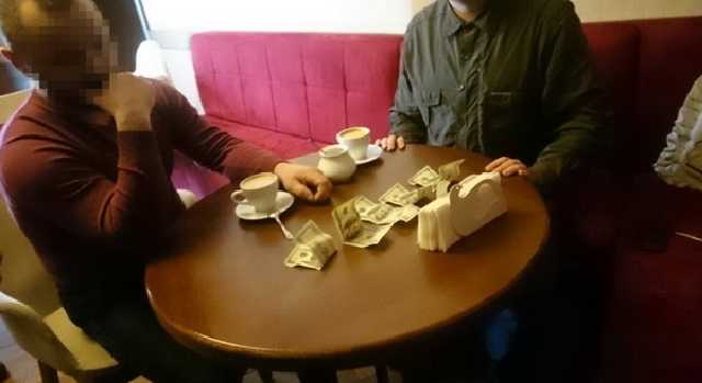 СБУ задержала на взятке организатора незаконной добычи янтаря в Ровенской области