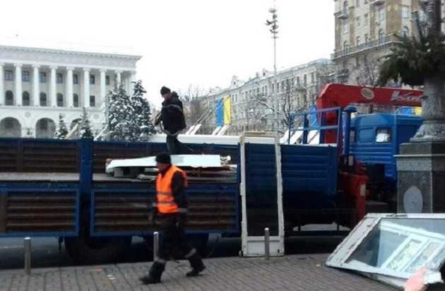 Коммунальщики сносят МАФы на Майдане Независимости