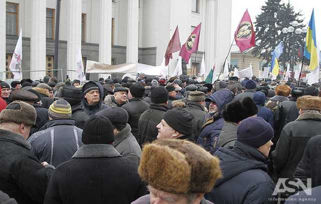 Кабмин потребуют отправить в отставку в случае неперерасчета пенсий военным