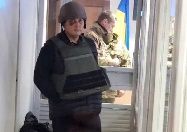 Экс-депутата привезли в суд в каске и бронежилете: фото