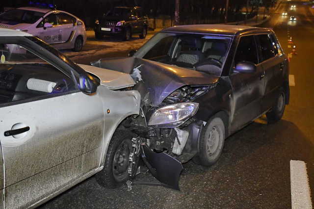 В Киеве в лобовую столкнулись две Skoda: пострадали мужчина и женщина