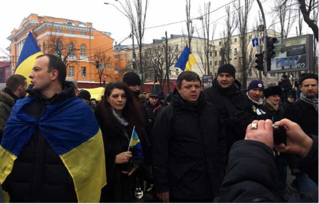 На марше за импичмент сторонникам "Батькивщины" запретили партийные флаги