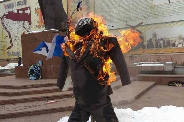 В Черновцах сожгли чучело Порошенко