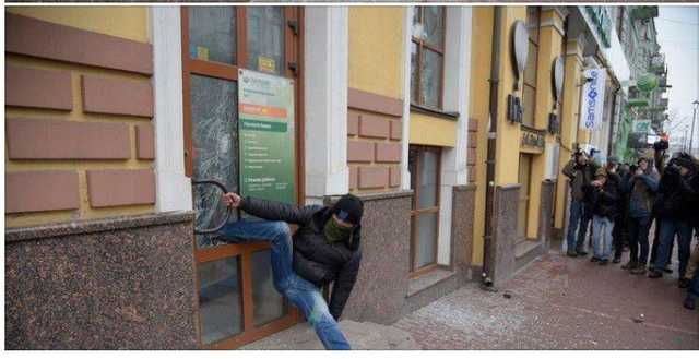 "Сбербанк" в Киеве взял в заложники одного радикала после погрома