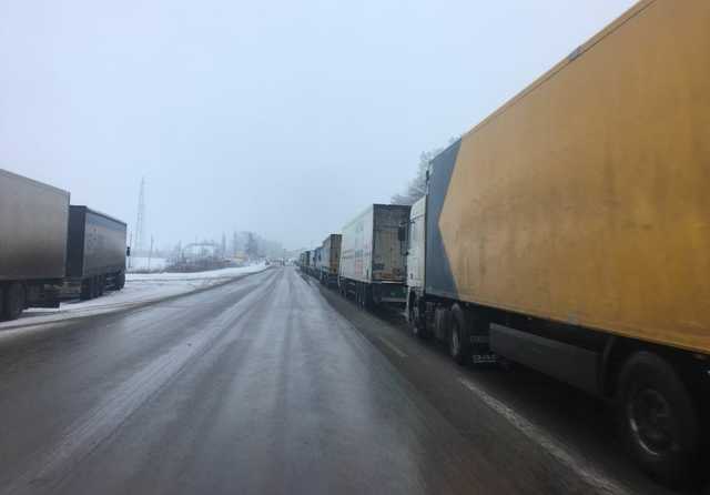 Россия перекрыла границу украинским фурам: появились фото очередей на КПП