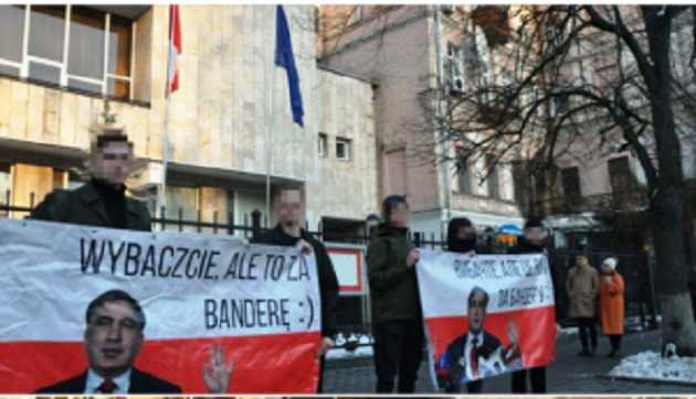 «Это вам за Бандеру»: Активисты провели акцию у посольства Польши