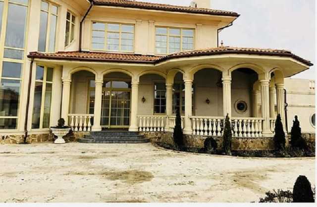 Попавший под следствие экс-директор АМПУ продает коррупционный особняк