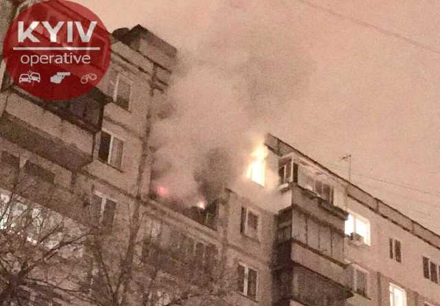 В Киеве возле метро Черниговская сильный пожар в многоэтажке