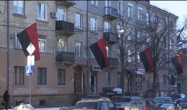 Тернополь ответил Польше: на госучреждениях вывесили красно-черные флаги