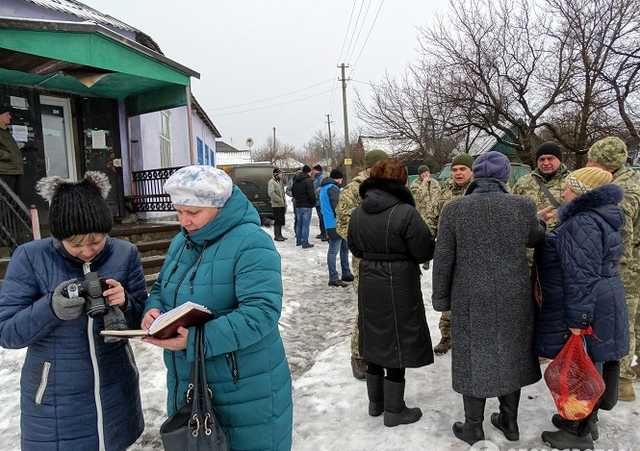 "Тут был ад, а теперь - Украина!" Как живет освобожденное село на Луганщине
