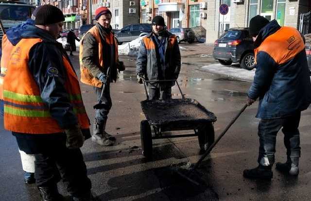 На Соломенской площади перекрыто движение из-за прорыва трубы