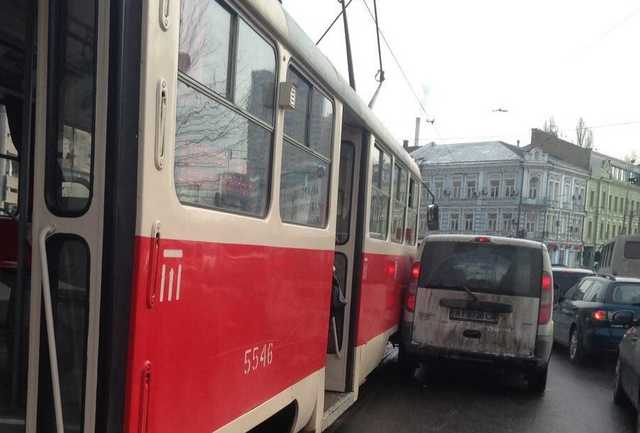 Движение заблокировано: в центре Киева из-за ДТП остановились трамваи