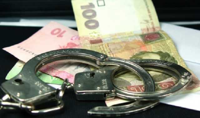 В Киеве полицейский за 2 тысячи долларов обещал «отмазать» подозреваемого