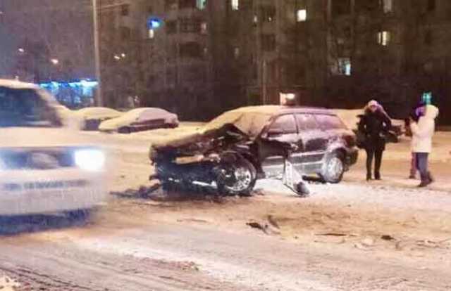 В Киеве Subaru на заснеженной дороге врезался в припаркованные авто