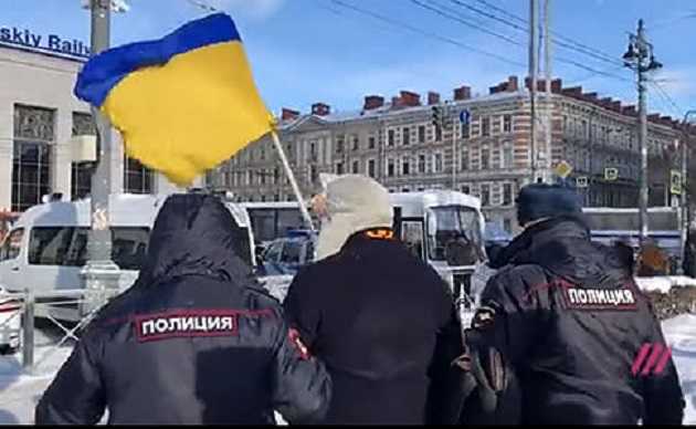 В России задержали активиста с флагом Украины