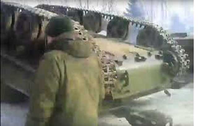 Военные России уронили САУ при погрузке (видео)