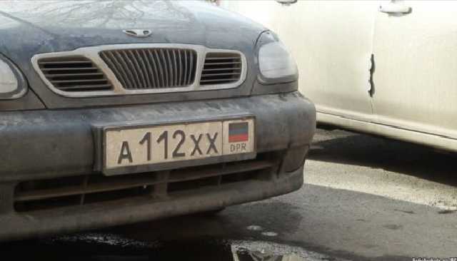 "Вас офіційно прокачано": сепаратисти змушують місцевих водіїв міняти номери на "DPR" або "LPR"