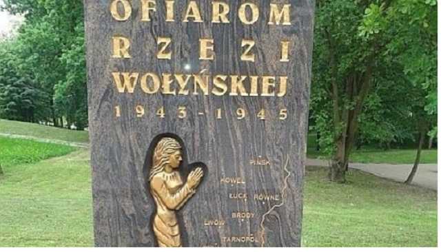 Екс-прем’єр Польщі: Бандера не відповідальний за Волинську трагедію