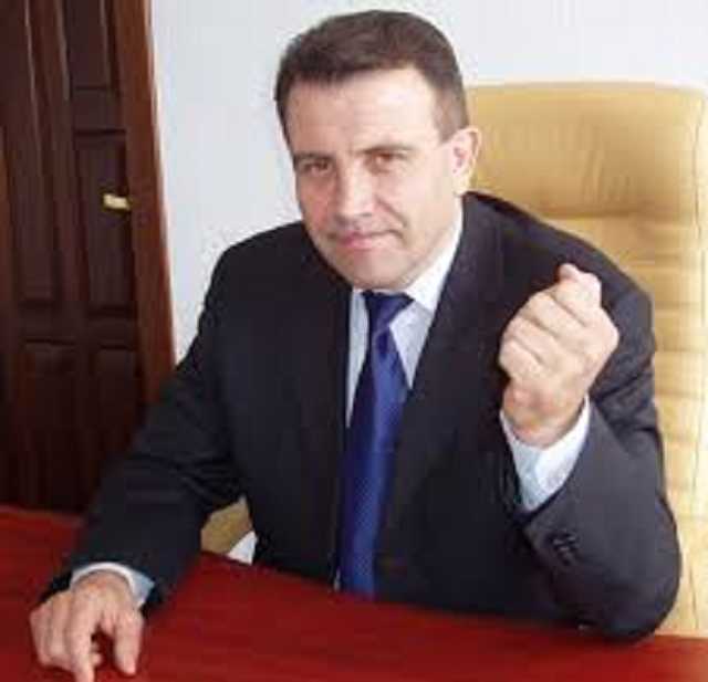 Бюджетные схемы и скелеты в шкафу семейного клана Валерия Гнатенко