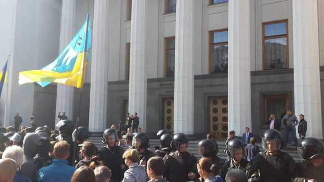 Ветераны перекрыли Крещатик с требованием поднять пенсии. Видео