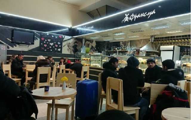 Несъедобная еда, ужасный сервис. Как работает булочная на Центральном вокзале Киева