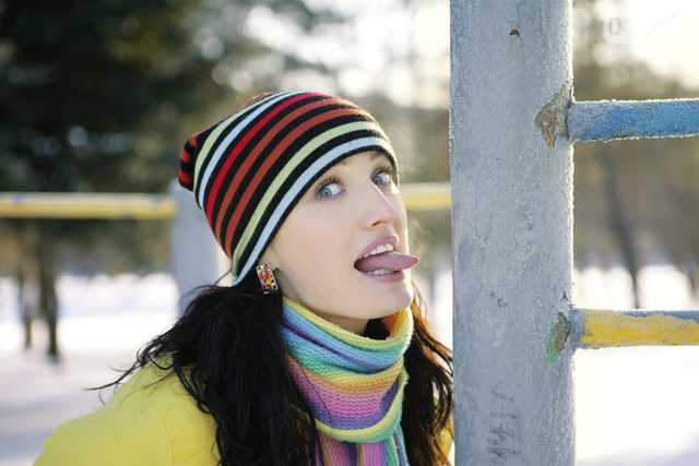 В Одессе девушка прилипла языком к остановке