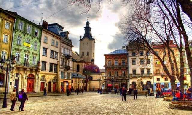 Особлива атмосфера та відсутність тиску мегаполіса. Чому українці переїжджають до Львова
