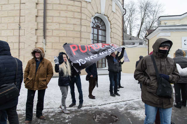 Во время пресс-конференции Порошенко активисты устроили потасовку с нацгвардией