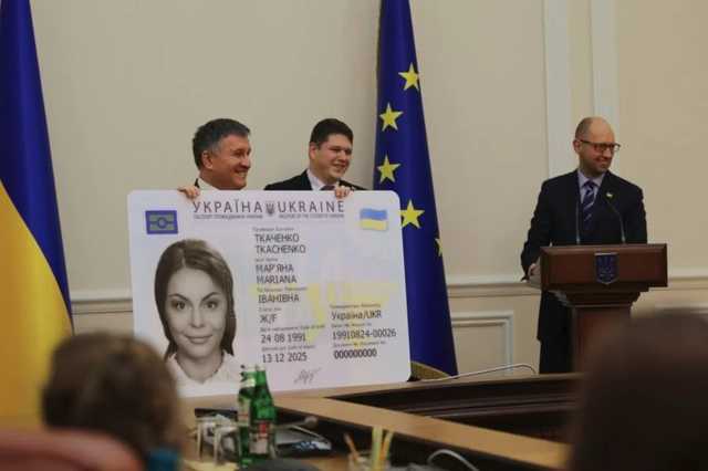 Невозможно проверить: появились первые проблемы с пластиковыми паспортами украинцев