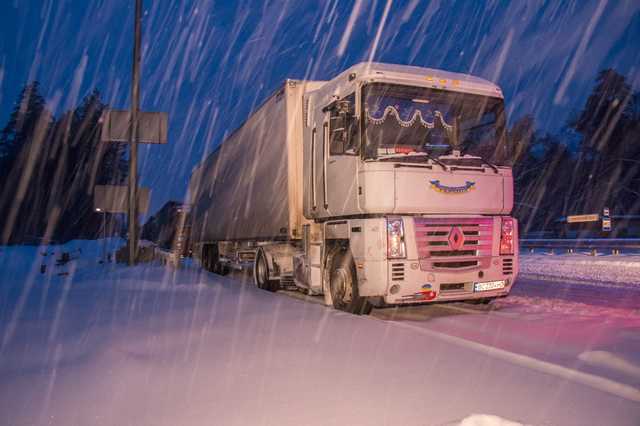 Снежный апокалипсис парализовал Украину: все подробности