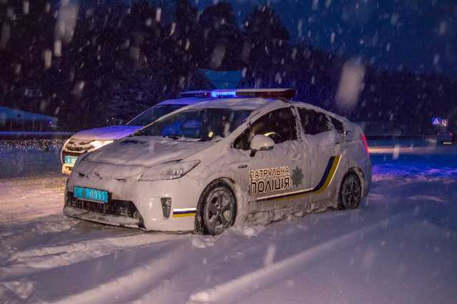 Под Киевом в снежный плен попали 300 фур: появились фотографии