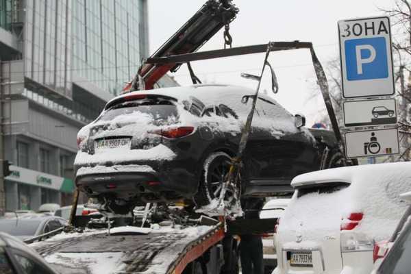 В центре столицы с обочин дорог эвакуируют автомобили