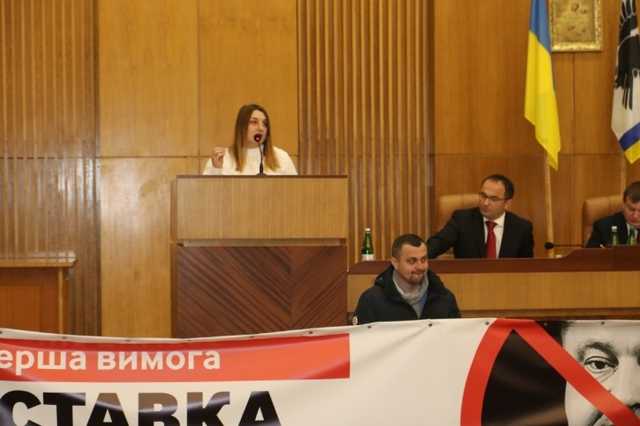 В Івано-Франківській облраді депутати виступили за відставку Порошенка