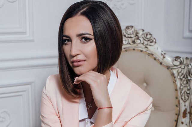 Скандальную российскую певицу угрожали застрелить во время концерта