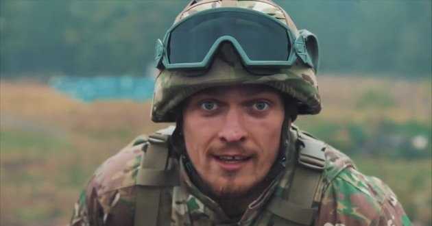 Брали за голову: Усик рассказал, как попал под обстрел в зоне АТО