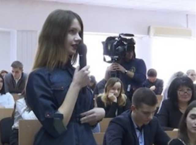 «Землю у нас ще не всю розікрали»: відповідь студентки Гройсману «розірвала» Інтернет