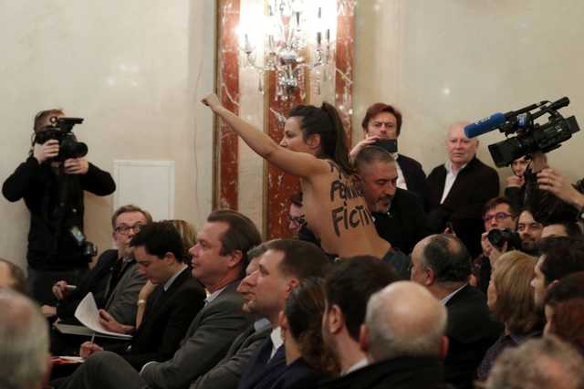 Активістка Femen оголилася перед Берлусконі на парламентських виборах в Італії