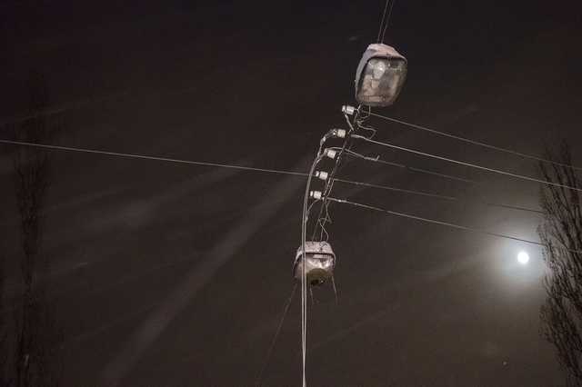 В Киеве на бульваре Шевченко оборвались провода и повисли посреди дороги