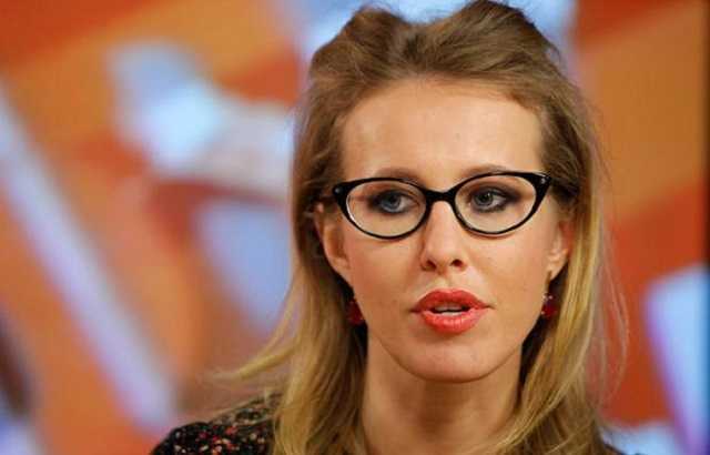 Появилось видео, как мужчина облил Собчак и Горбачева водой