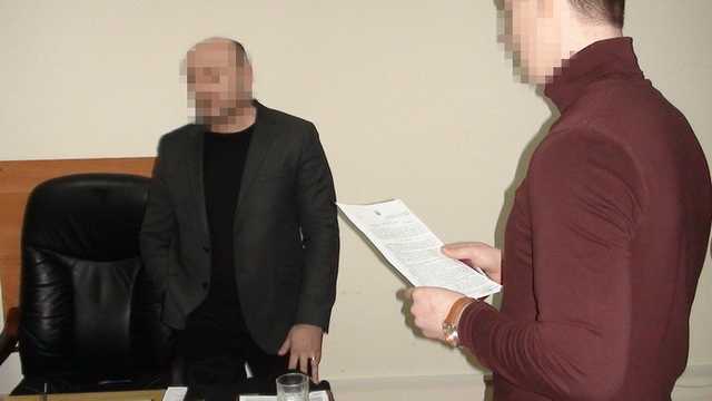 Задержанному на взятке в четверть миллиона налоговику объявили о подозрении