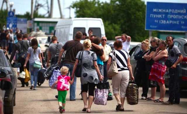 Аналитики: почему украинцы массово бегут из страны