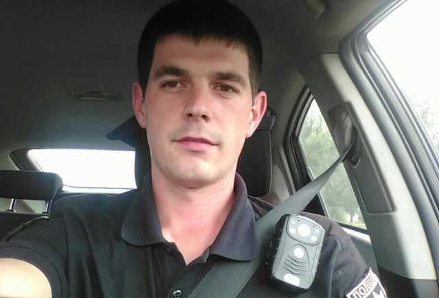 Избитый «харьковскими шакалами» патрульный встал на ноги после реабилитации в Польше