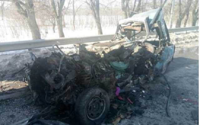 Під Одесою легковик потрапив у смертельну ДТП: моторошні фото